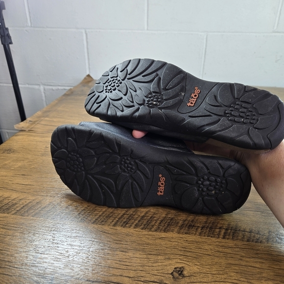 Taos Gift 2 Blue Shirred Leather Thong Sandals - Picture 4 of 9